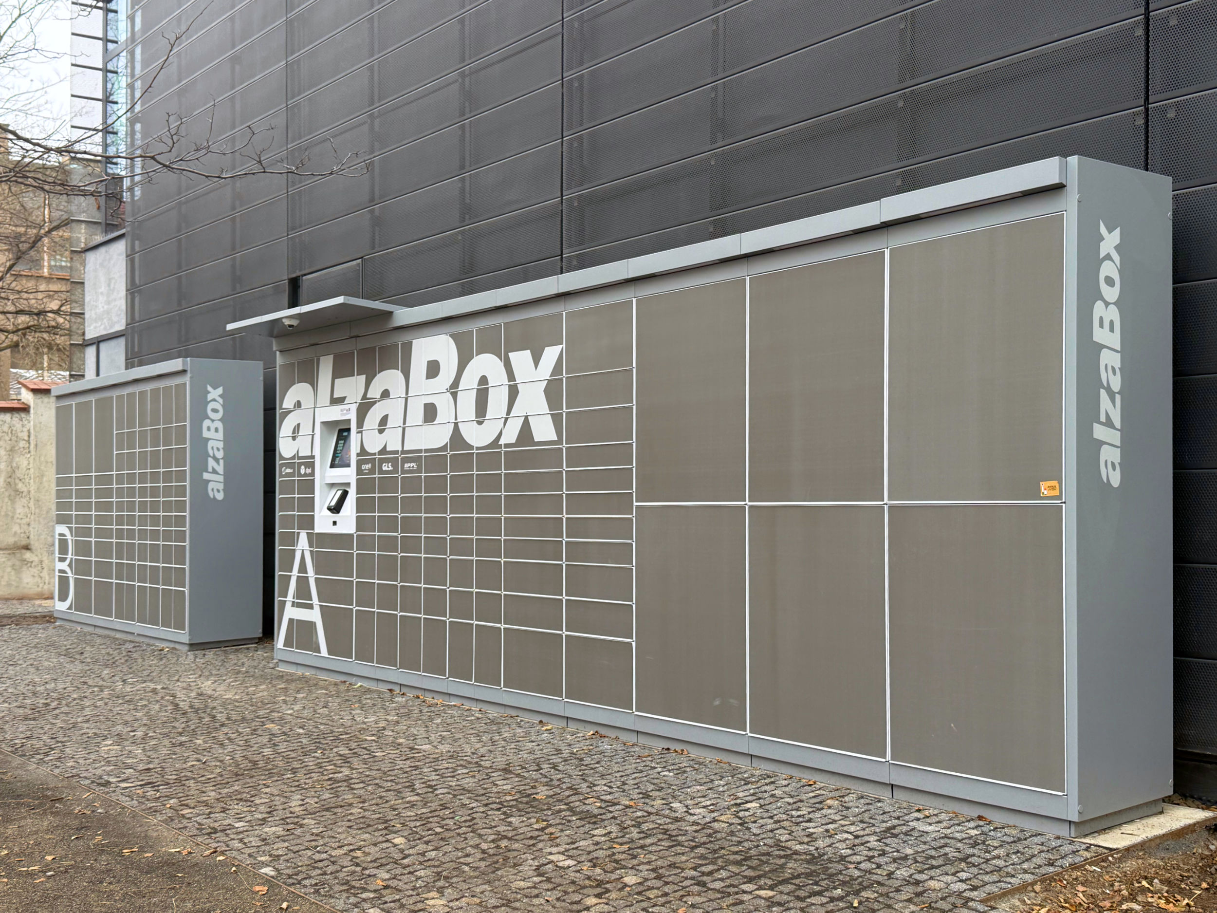 ALFA 3 je výrobcem výdejních boxů AlzaBox, které tvoří součást jedné z nejrozsáhlejších sítí samoobslužných výdejních míst ve střední Evropě. Díky modulární konstrukci a spolehlivému provozu podporují rychlé a pohodlné doručování zásilek. ALFA 3 je výrobcem výdejních boxů AlzaBox, které tvoří součást jedné z nejrozsáhlejších sítí samoobslužných výdejních míst ve střední Evropě. Díky modulární konstrukci a spolehlivému provozu podporují rychlé a pohodlné doručování zásilek.