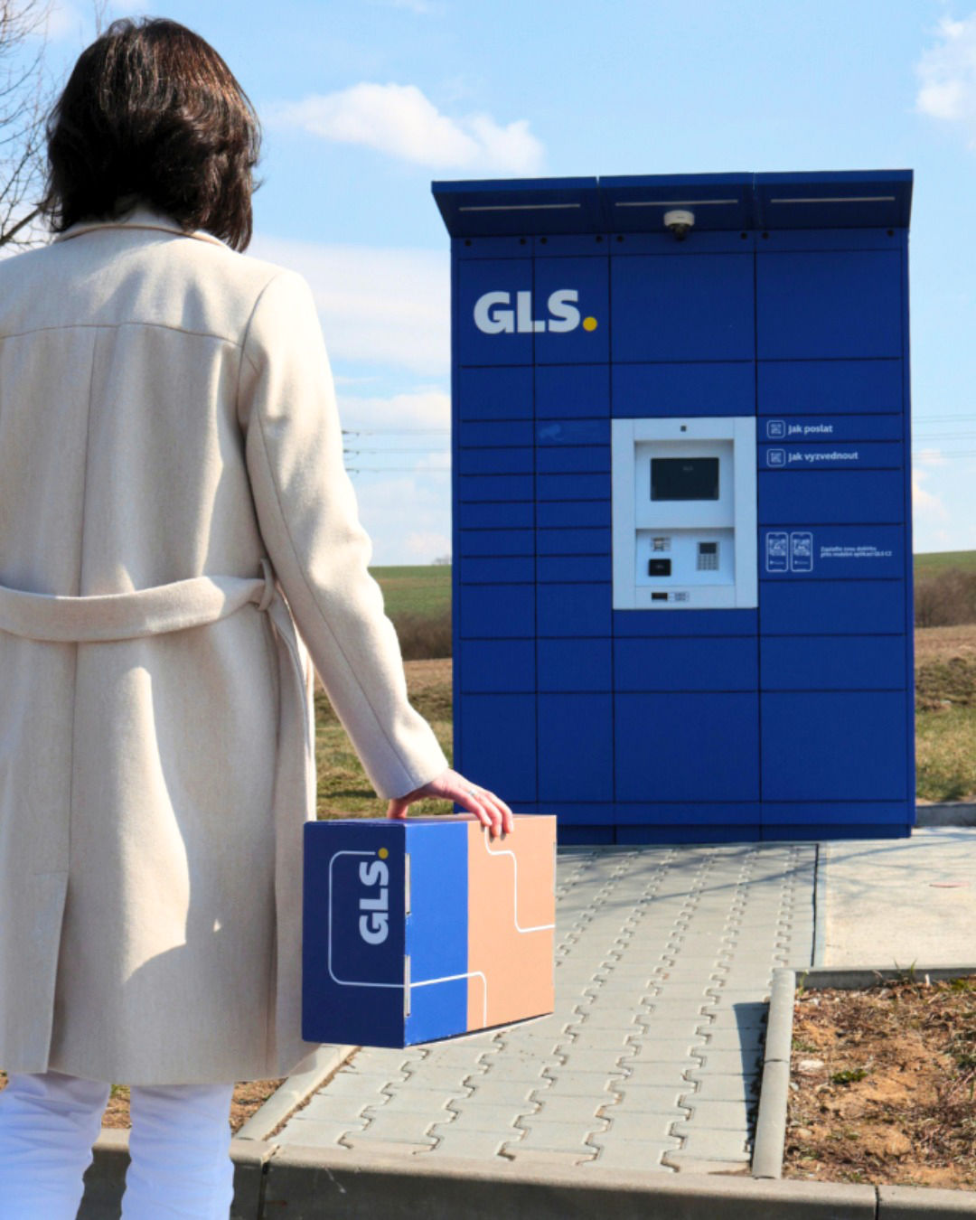 Výdejní boxy GLS vyráběné společností ALFA 3 umožňují zákazníkům pohodlné odesílání i vyzvedávání zásilek kdykoli během dne. Výdejní boxy GLS vyráběné společností ALFA 3 umožňují zákazníkům pohodlné odesílání i vyzvedávání zásilek kdykoli během dne.