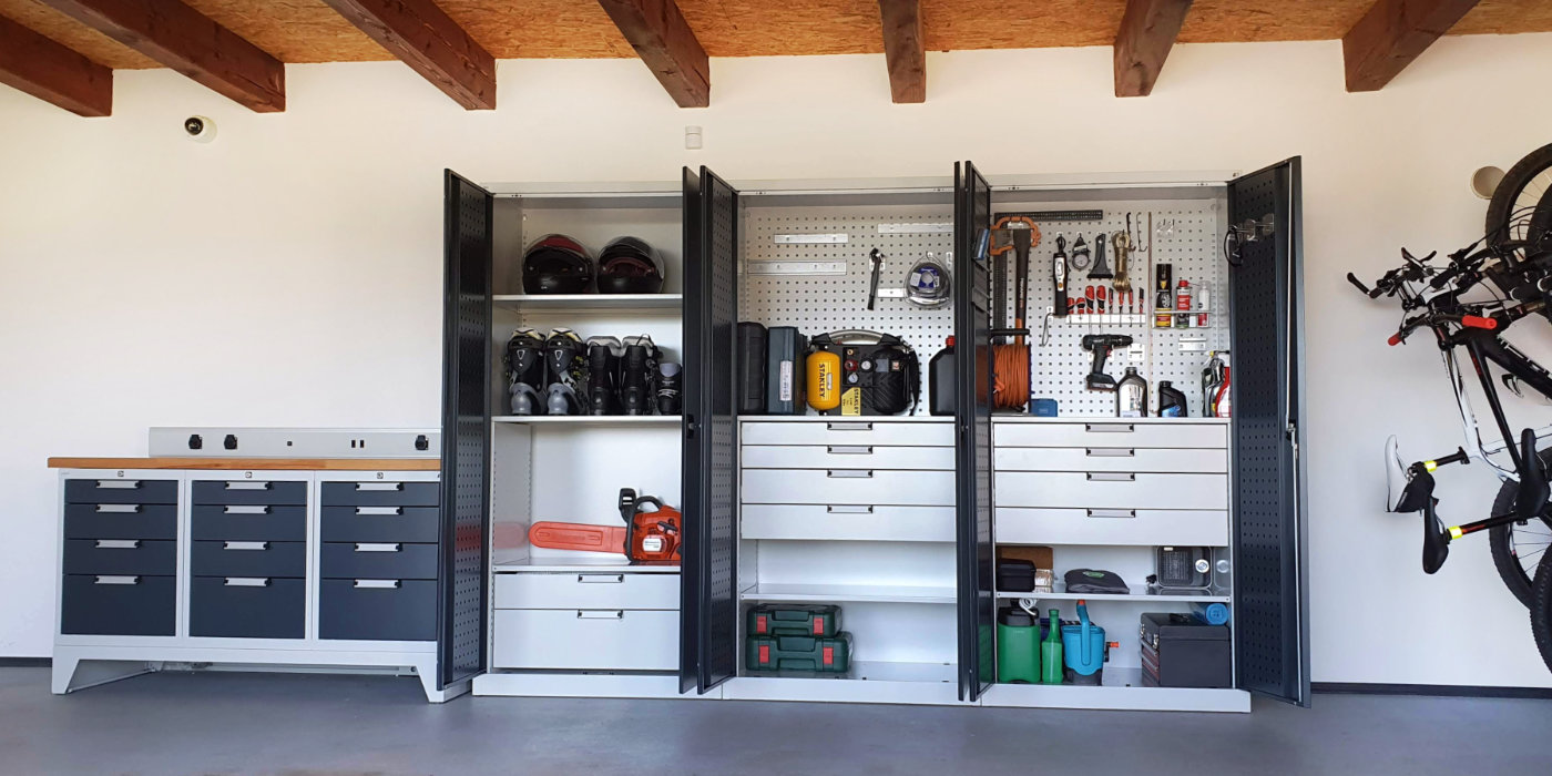 ALFA3, univerzální skříně umístěné v garáži pro uložení lyžařské obuvi, motocyklových přileb a nářadí