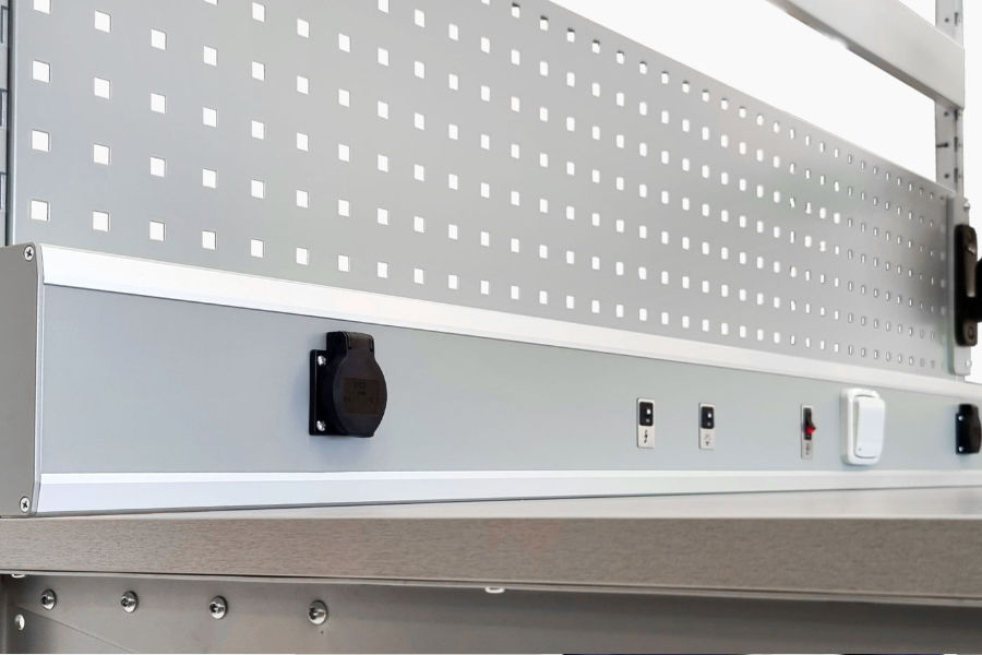 Energetický kanál a perforovaná deska pro  příslušenství – výškově nastavitelný pracovní stůl ALNAK