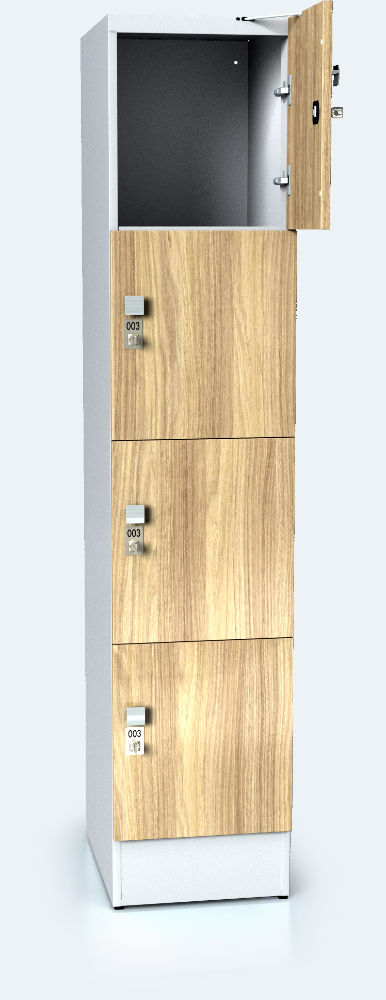Dřevěné dveře u kovové šatní skříně