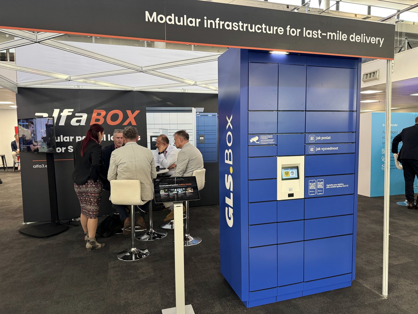 Na stánku ALFA 3 jsme představili autonomní výdejní box řady FLEX, navržený pro flexibilní nasazení v moderních doručovacích sítích. Na stánku ALFA 3 jsme představili autonomní výdejní box řady FLEX, navržený pro flexibilní nasazení v moderních doručovacích sítích.