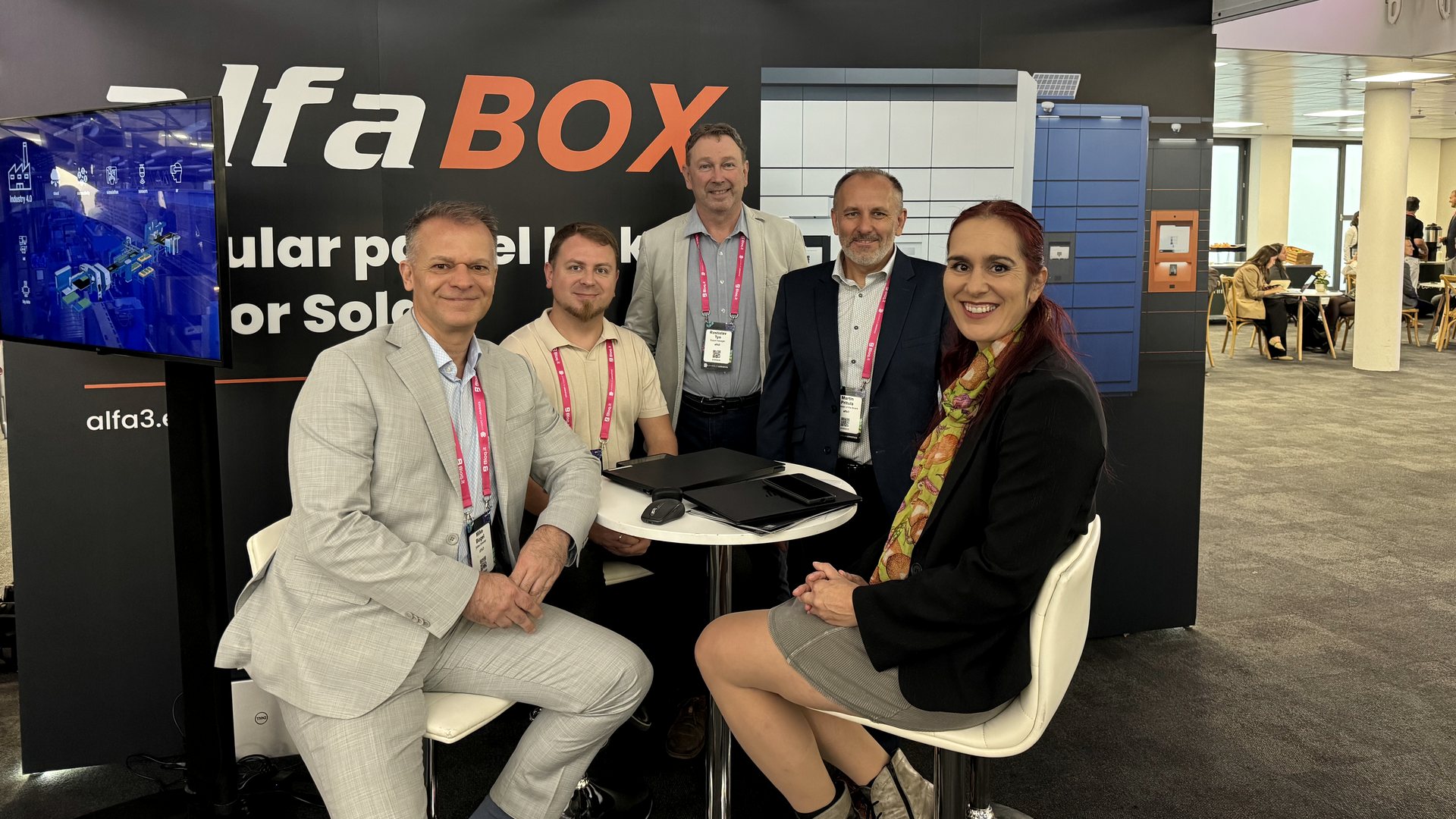 Pětičlenný tým ALFA 3 na výstavním stánku č. 20 během konference Leaders in Logistics Autumn 2026 v Londýně. Pětičlenný tým ALFA 3 na výstavním stánku č. 20 během konference Leaders in Logistics Autumn 2026 v Londýně.