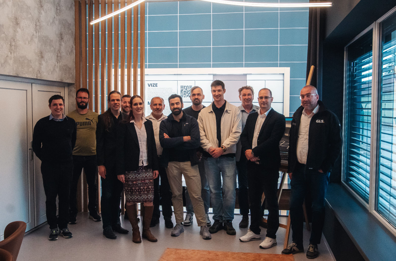 Společná fotografie týmů GLS Group, ALFA 3 a EGM během návštěvy výrobního závodu ALFA 3 v Luži Společná fotografie týmů GLS Group, ALFA 3 a EGM během návštěvy výrobního závodu ALFA 3 v Luži