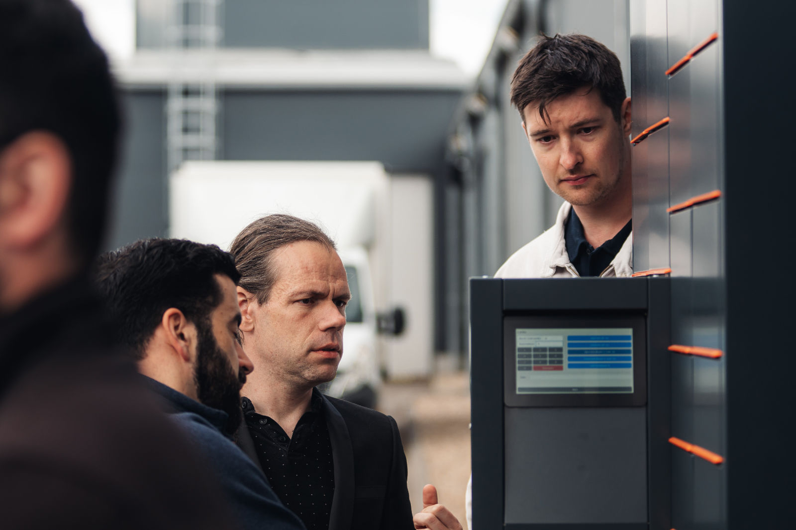 Praktická ukázka chytrých parcel boxů ALFA 3 během návštěvy GLS Group ve výrobním závodě v Luži. Praktická ukázka chytrých parcel boxů ALFA 3 během návštěvy GLS Group ve výrobním závodě v Luži.
