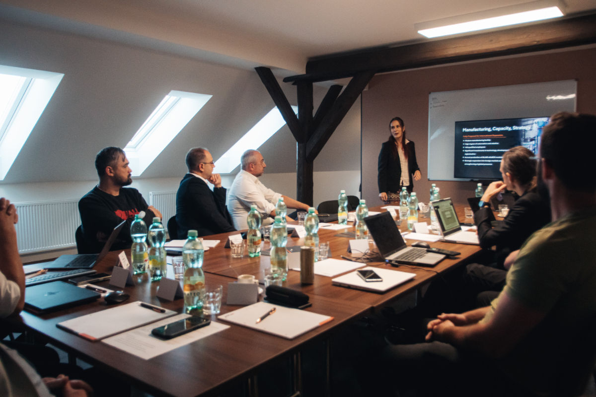 Prezentace chytrých doručovacích boxů ALFA 3 a diskuze o logistické infrastruktuře, softwaru a provozních požadavcích. Prezentace chytrých doručovacích boxů ALFA 3 a diskuze o logistické infrastruktuře, softwaru a provozních požadavcích.