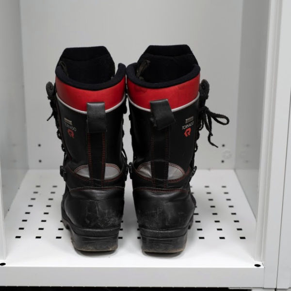 Perforované dno šatní skříně pro hasiče s odloženou zásahovou obuví