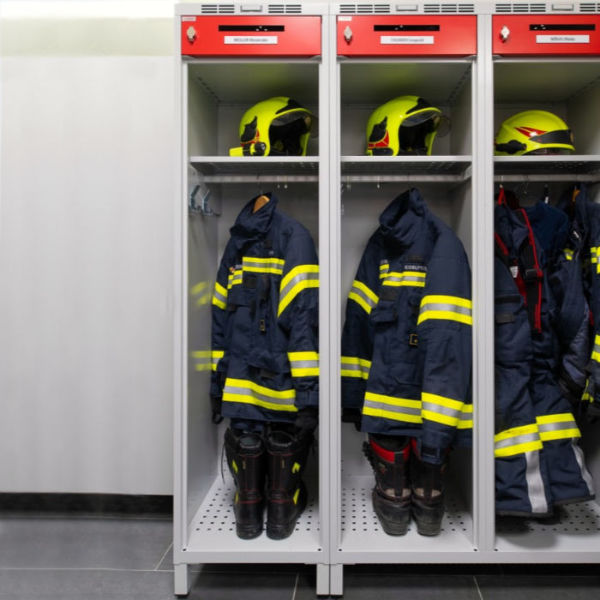 Pohled na hasičský zásahový oděv včetně obuvi a přilby uložený do šatní skříně pro hasiče ALFA3