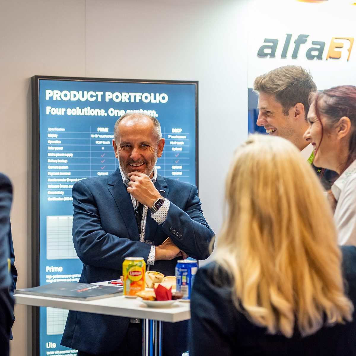 Návštěvníci a tým ALFA 3 u přehledu produktové řady alfaBOX Návštěvníci a tým ALFA 3 u přehledu produktové řady alfaBOX