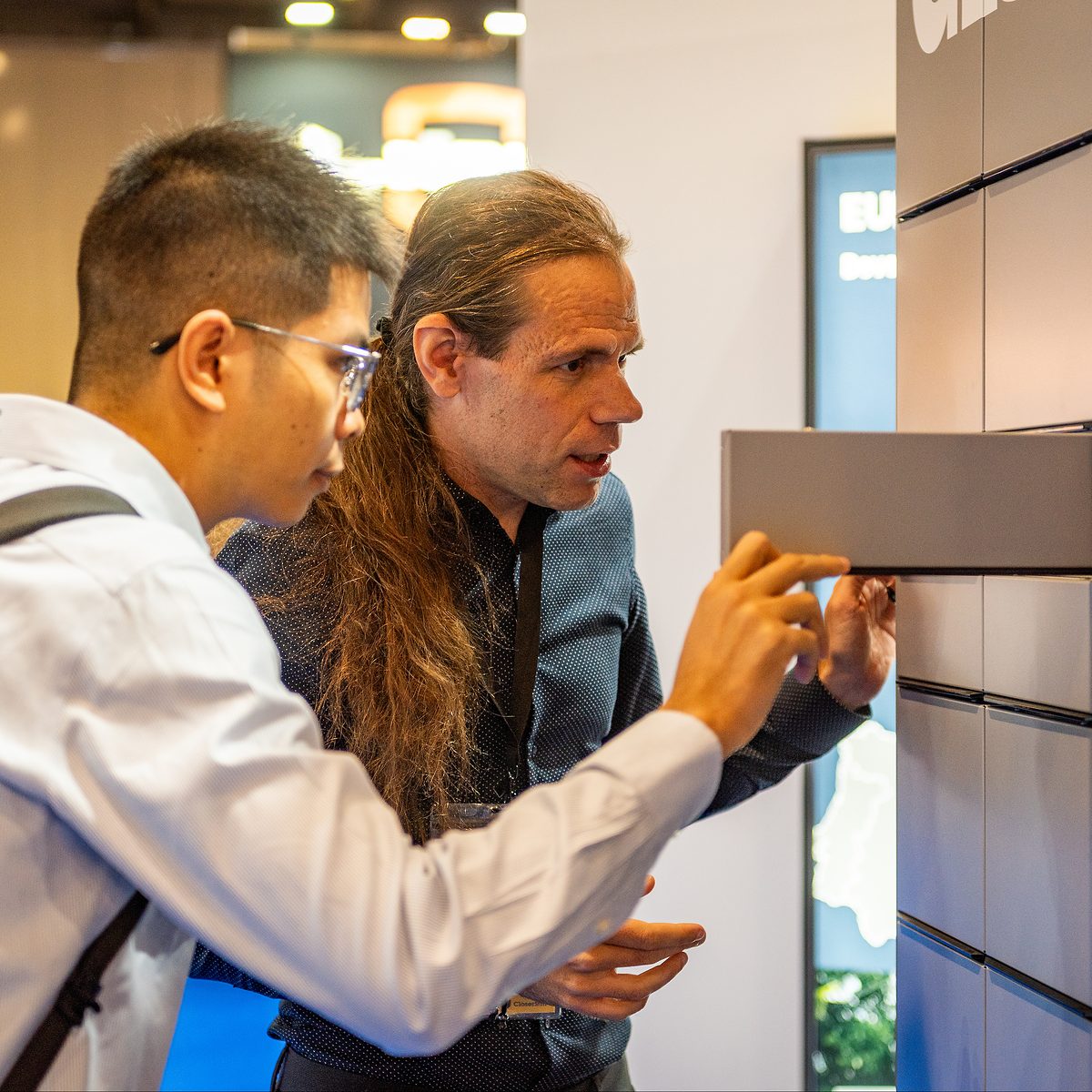 Ukázka schránky parcel lockeru alfaBOX návštěvníkovi stánku Ukázka schránky parcel lockeru alfaBOX návštěvníkovi stánku