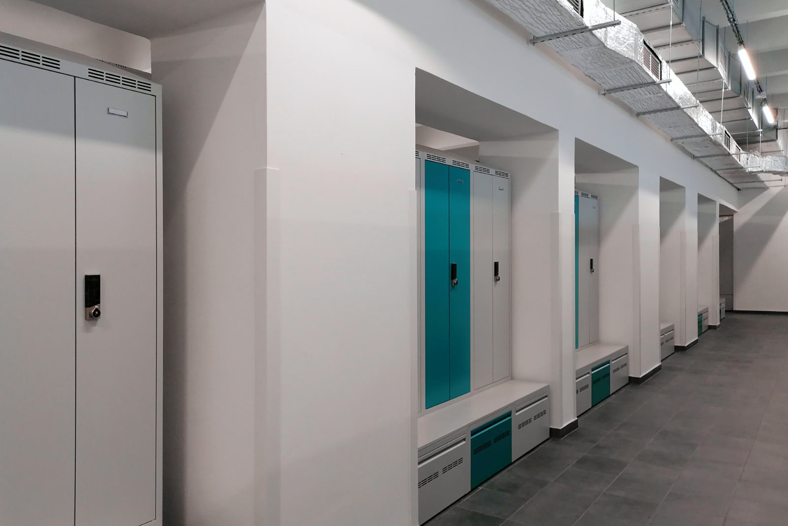 Šatní skříňky s onlineč zámky s bateriovým napájením.