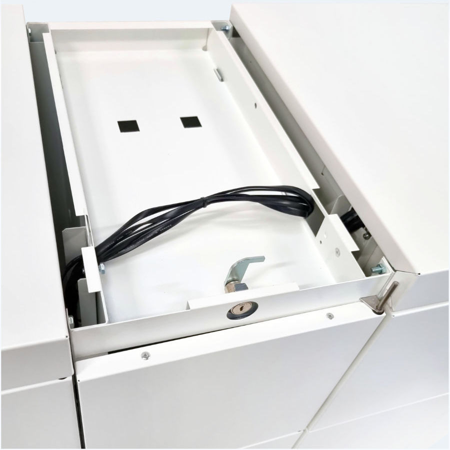 Prostor pro elektronický systém řízení a kabeláž v horní části kovové skříně s uzamykatelnými boxy