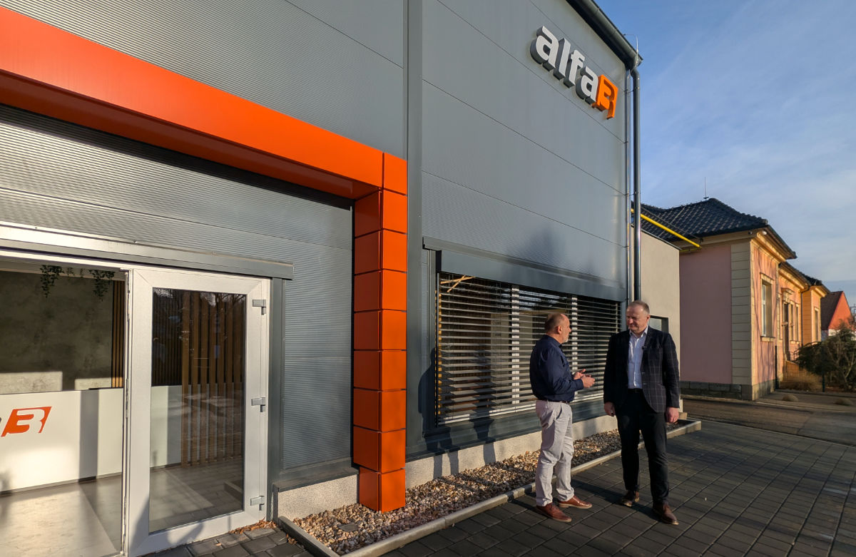 Jednatel společnosti, Martin Pritula vítá hosta. Jednatel společnosti, Martin Pritula vítá hosta.