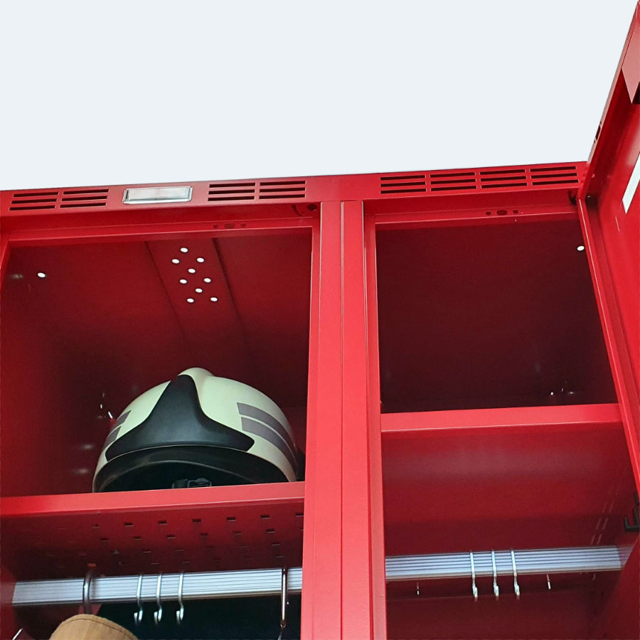 Šatní skříň pro hasiče, pohled do sekce určené pro zásahového oděvu i sekce pro uložení osobních věcí