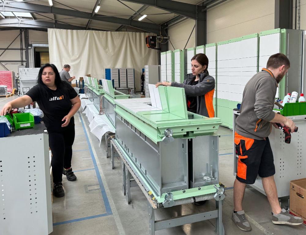 Prohlídka výroby Alfa 3: kompletace GLS parcel boxů