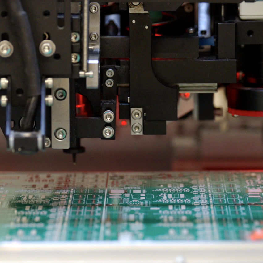 Výroba hardwaru probíhá interně v kontrolovaných podmínkách 