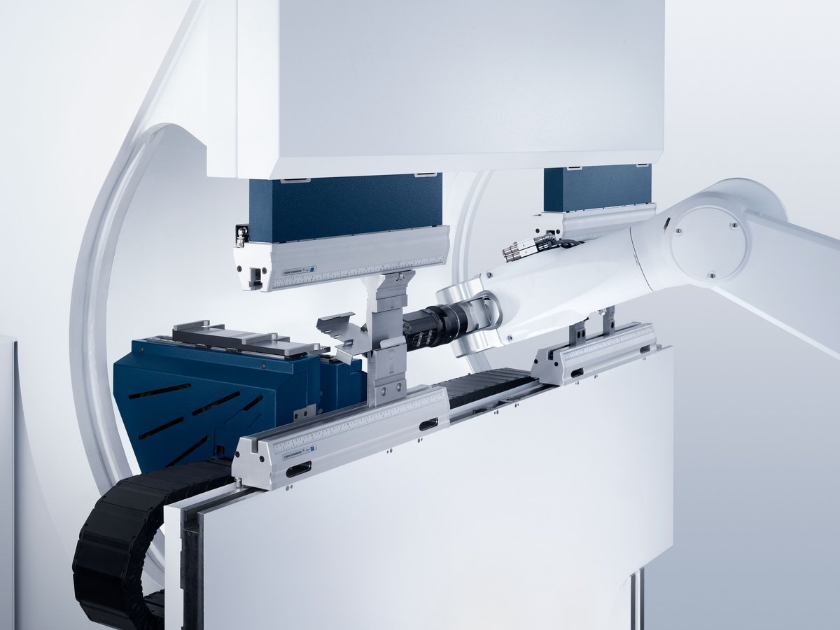 Robotický systém BendMaster pro automatizované ohýbání plechu. Robotický systém BendMaster pro automatizované ohýbání plechu.