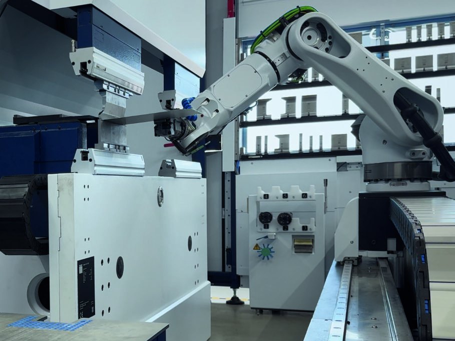 Robotická ohýbací buňka TRUMPF TruBend Cell 7000. Robotická ohýbací buňka TRUMPF TruBend Cell 7000.