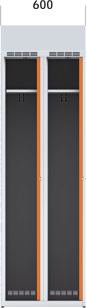 dvoudveřová kovová šatní skříňka s otevřenými dveřmi, pohled na vnitřní uspořádání