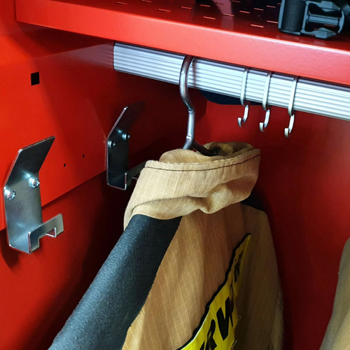 Šatní skříňka pro hasiče 1920 x 800 x 500 - Masivní šatní plochooválná šatní tyč se zásahovým oblekem na masivních kovových ramínkách