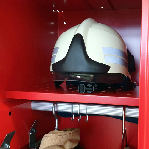 Šatní skříňka pro hasiče 2020 x 400 x 500 - Perforovaná odkládací police na hasičskou přilbu