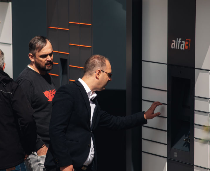 GLS Group navštívila výrobní závod parcel boxů ALFA3 v Luži